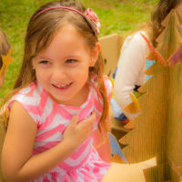 Roberta | 5 anos | A certeza de sorrisos e momentos inesquecíveis! | Produto: <a href="https://loja.euamopapelao.com.br/arvore-de-natal-pequena" target="_blank">Árvore de Natal pequena</a>