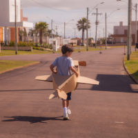 Renato | 9 anos | Para a criançada entrar no mundo da imaginação e viajar para onde quiser 😍! | Produto: <a href="https://loja.euamopapelao.com.br/aviao" target="_blank">Avião</a>