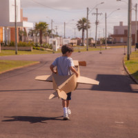 Renato | 9 anos | Para a criançada entrar no mundo da imaginação e viajar para onde quiser 😍! | Produto: <a href="https://loja.euamopapelao.com.br/aviao" target="_blank">Avião</a>