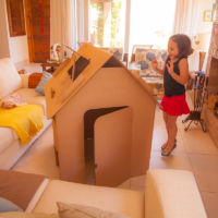 Roberta | 6 anos | Com a casinha da Eu Amo Papelão, a criançada pode usar toda criatividade para pintar, personalizar e criar as mais divertidas histórias!! |
Produto: <a href="https://loja.euamopapelao.com.br/brinquedos-grandes/casa" target="_blank">Casa</a>