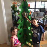 Francisco e Clara, preparando um Natal SUPER ESPECIAL, com sua <a href="https://loja.euamopapelao.com.br/arvore-de-natal-grande-" target="_blank">Árvore de Natal</a> de papelão.